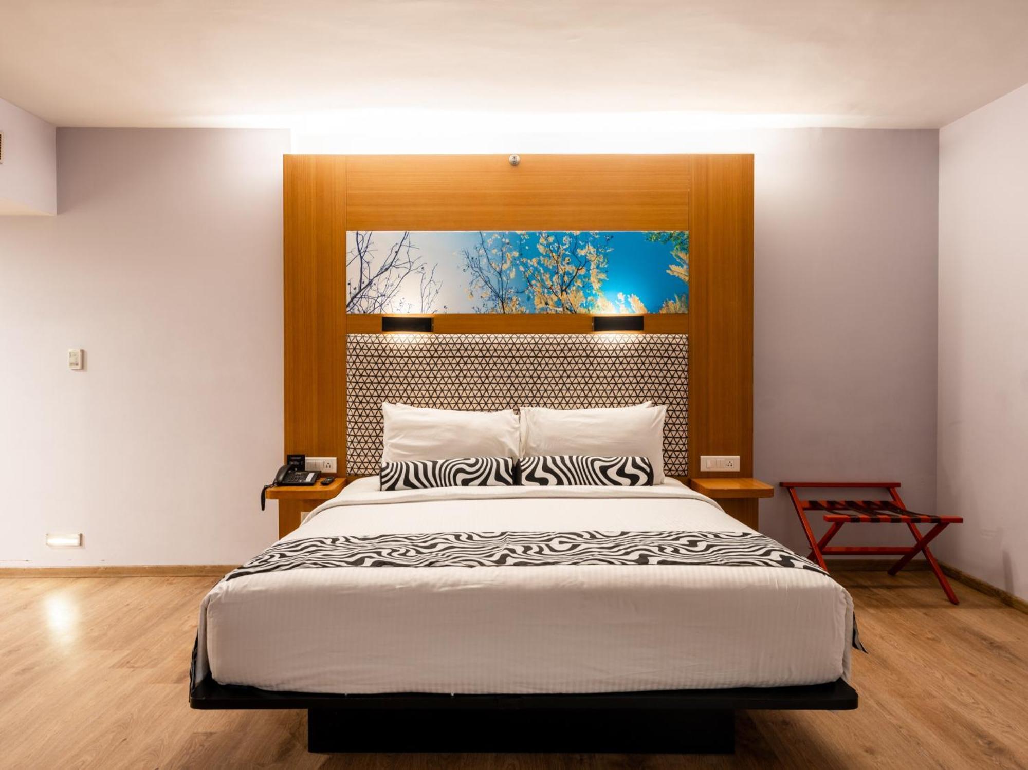 Sunday Hotel Chandigarh Zirakpur Bagian luar foto
