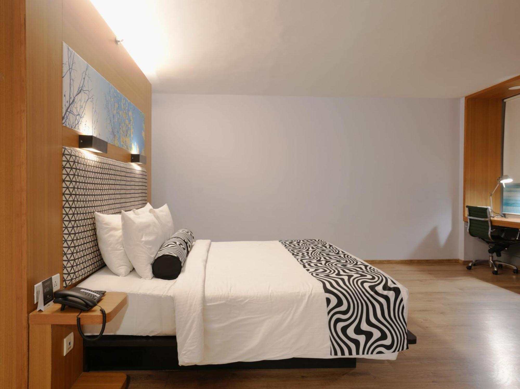 Sunday Hotel Chandigarh Zirakpur Bagian luar foto