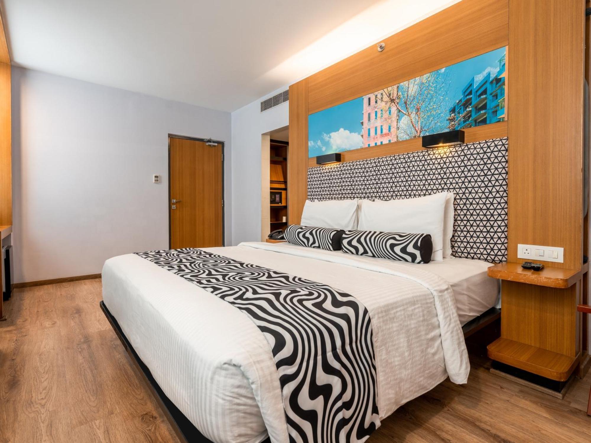 Sunday Hotel Chandigarh Zirakpur Bagian luar foto