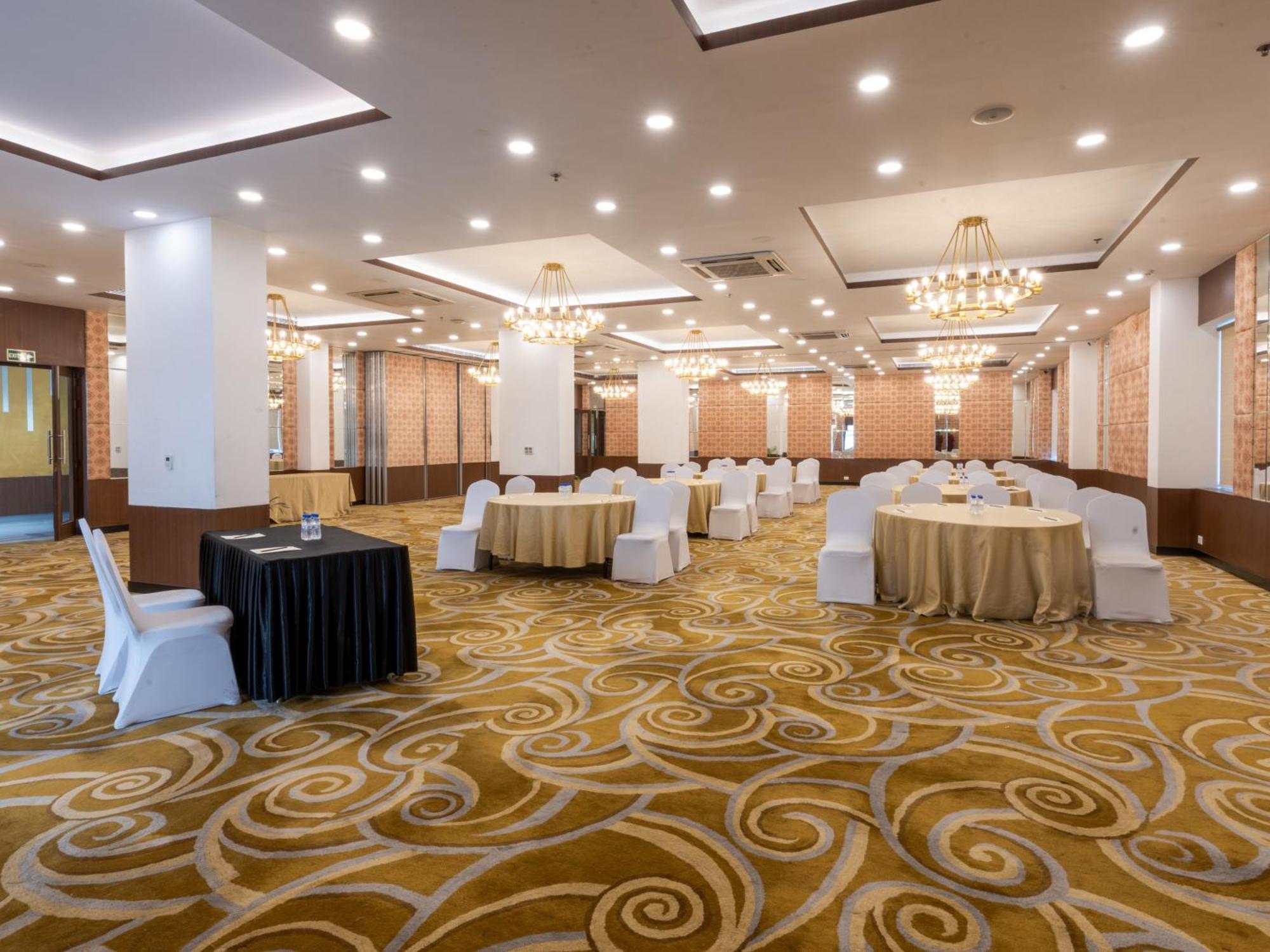 Sunday Hotel Chandigarh Zirakpur Bagian luar foto