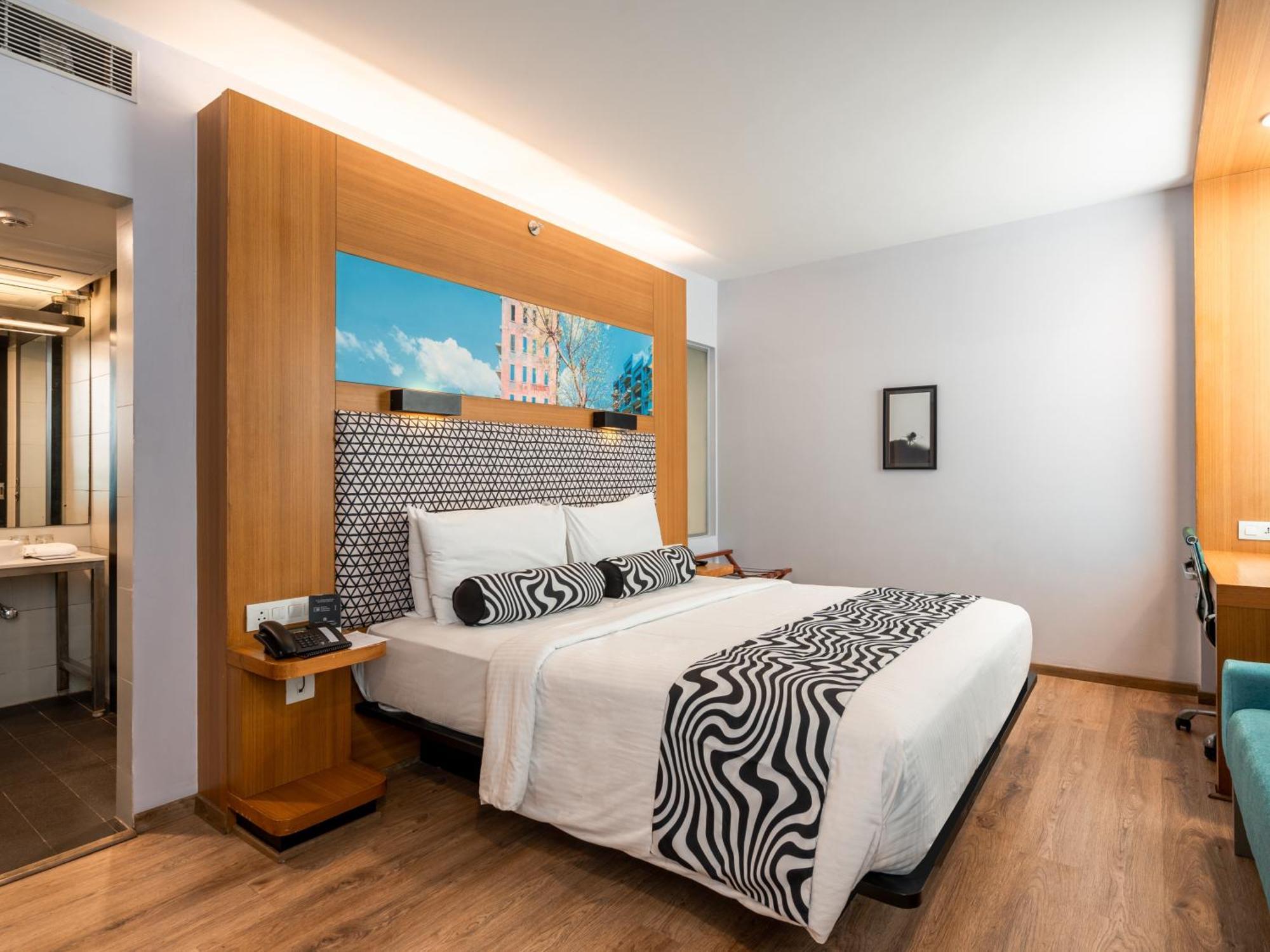 Sunday Hotel Chandigarh Zirakpur Bagian luar foto