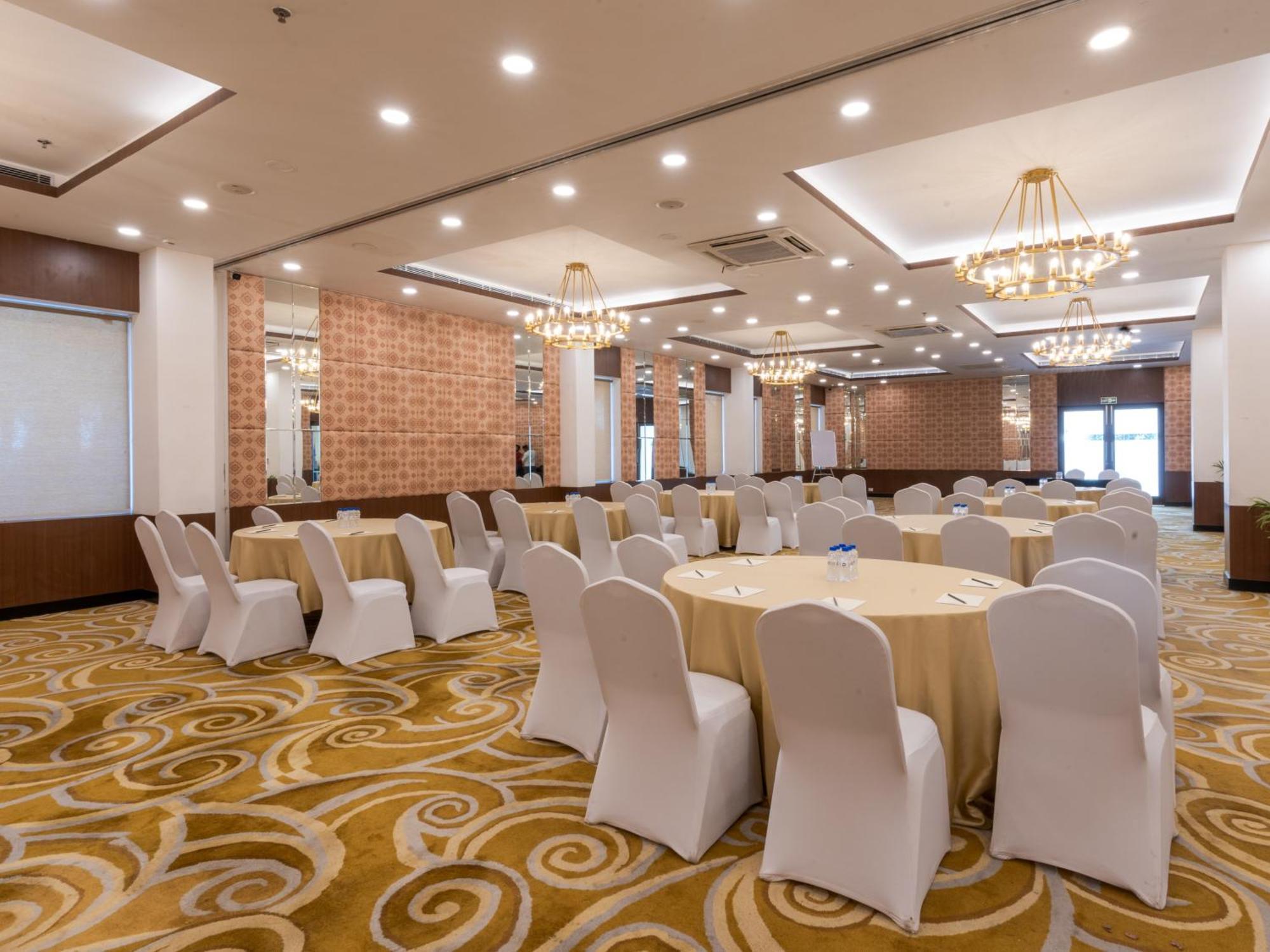 Sunday Hotel Chandigarh Zirakpur Bagian luar foto