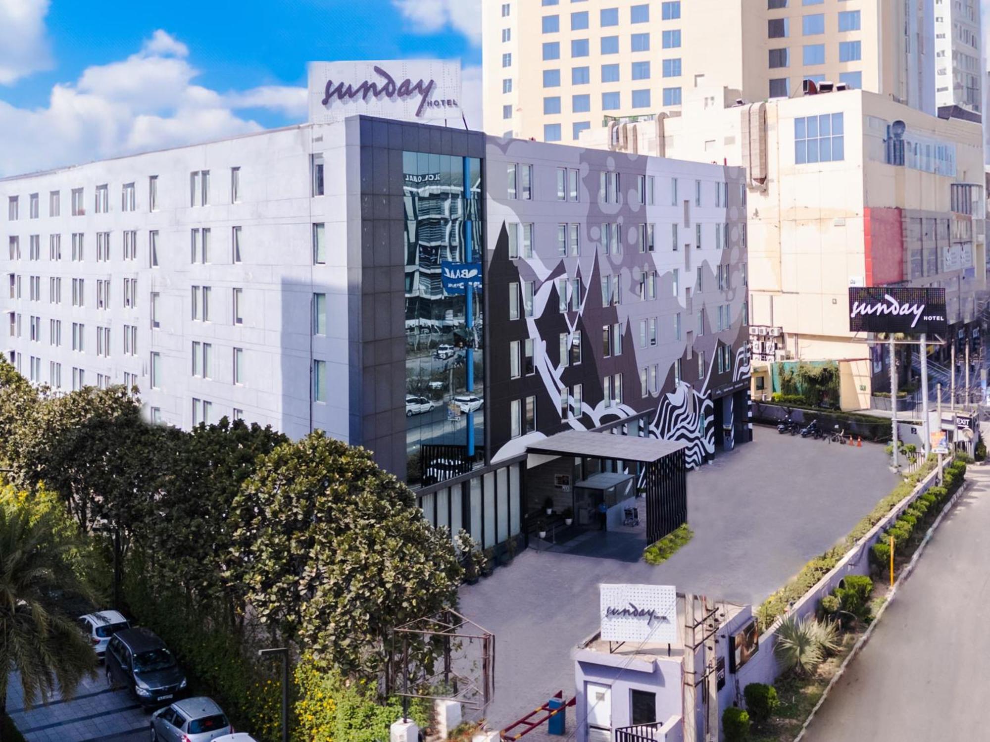 Sunday Hotel Chandigarh Zirakpur Bagian luar foto