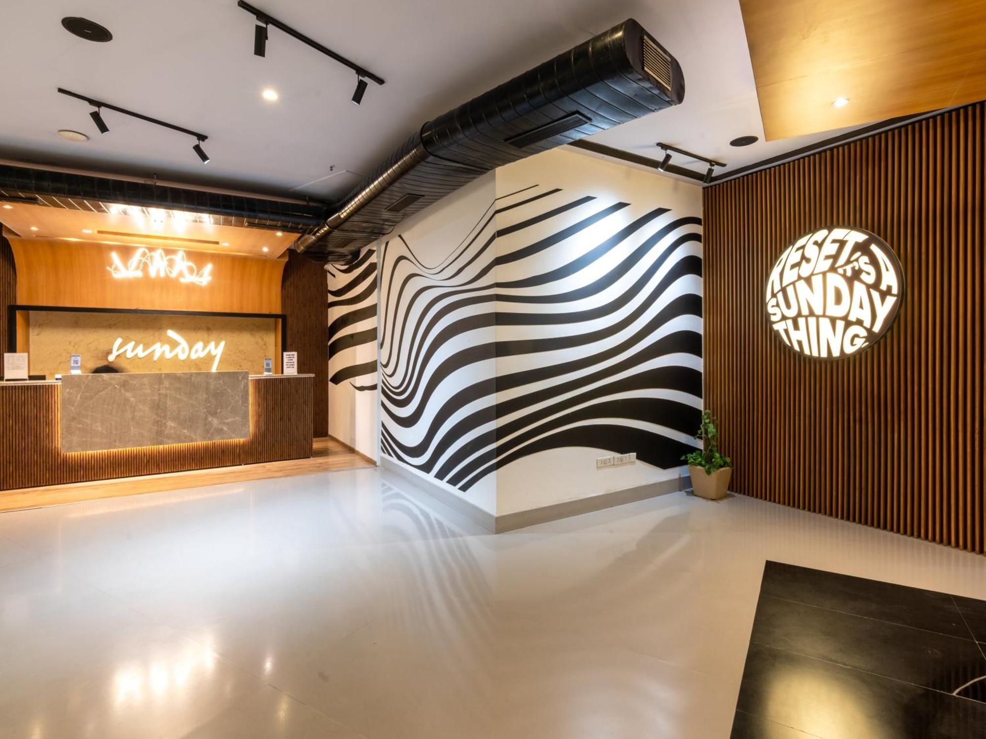 Sunday Hotel Chandigarh Zirakpur Bagian luar foto