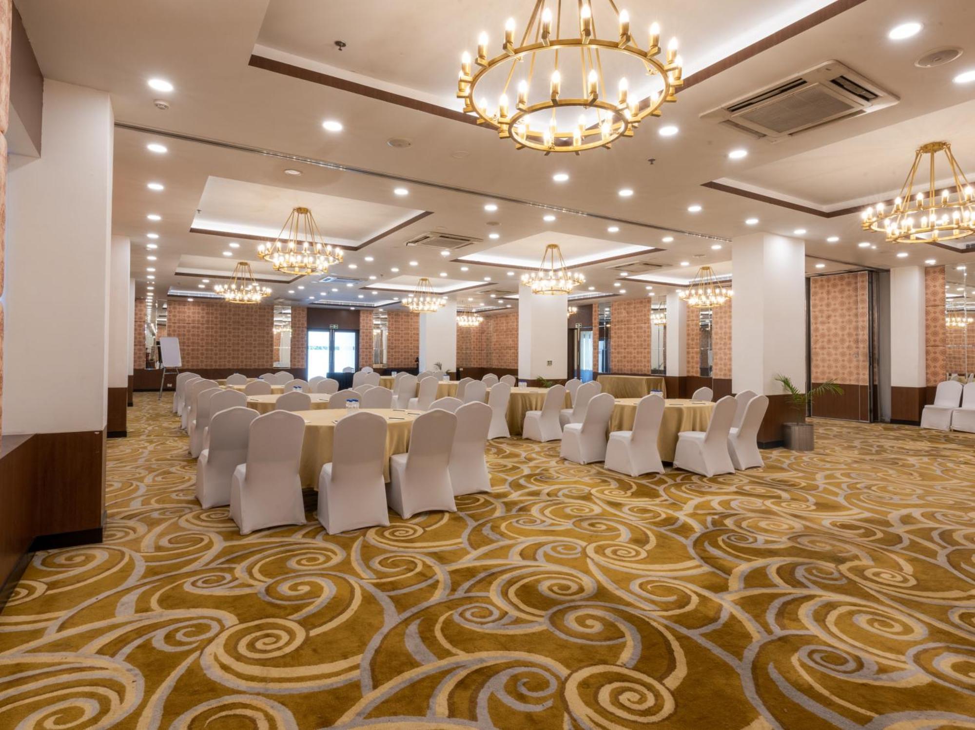 Sunday Hotel Chandigarh Zirakpur Bagian luar foto